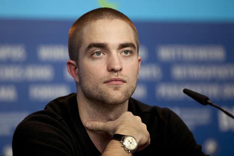 skinny-robert-pattinson-with-naked-body-girl-sells