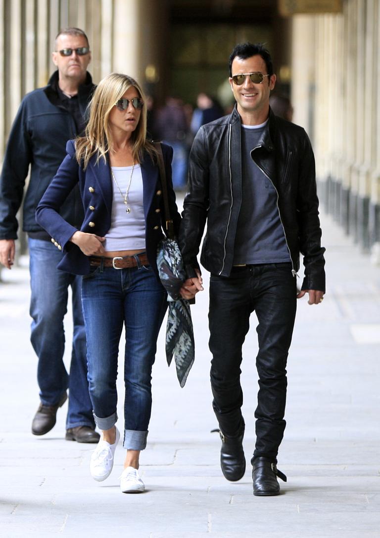 Jennifer Aniston Wants Prenup Before Justin Theroux Wedding Jennifer Aniston And Her Boyfriend Justin Theroux Walking Ping In The Place Des Vosges Area