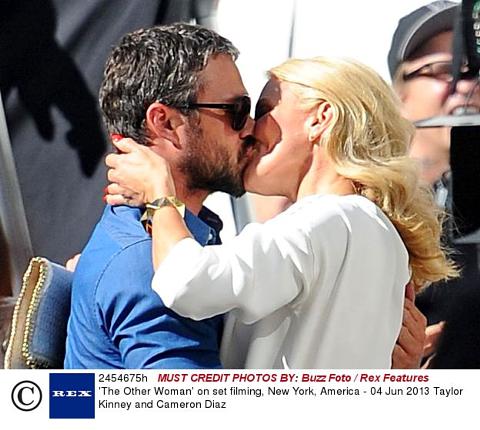 gallery_cameron-diaz-taylor-kinney-snog-