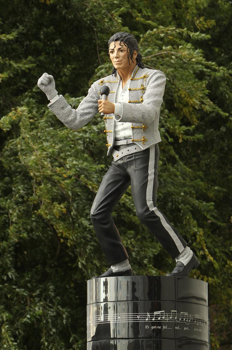 Michael Jackson Fulham FC statue to be given back to Al Fayed