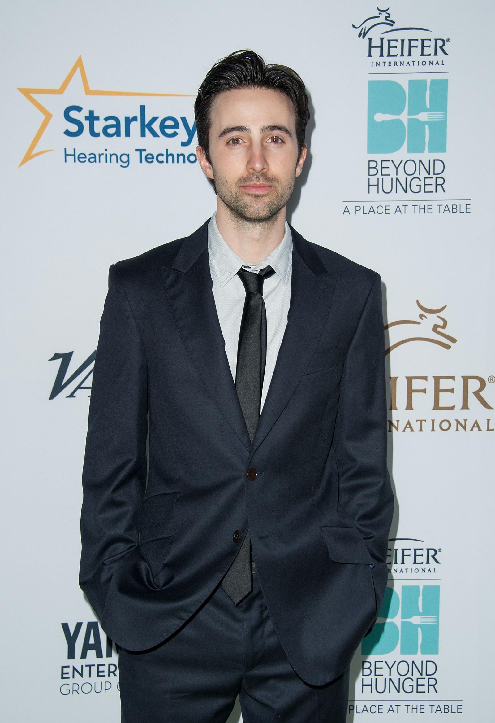 Josh Zuckerman Shirtless - zvu0n9z