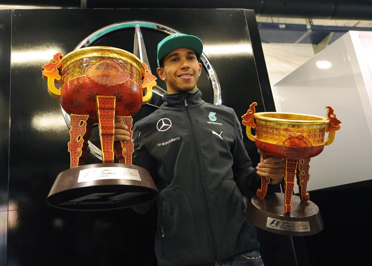 http://digitalspyuk.cdnds.net/15/27/768x549/gallery_showbiz-lewis-hamilton-formula-1-trophy-7.jpg