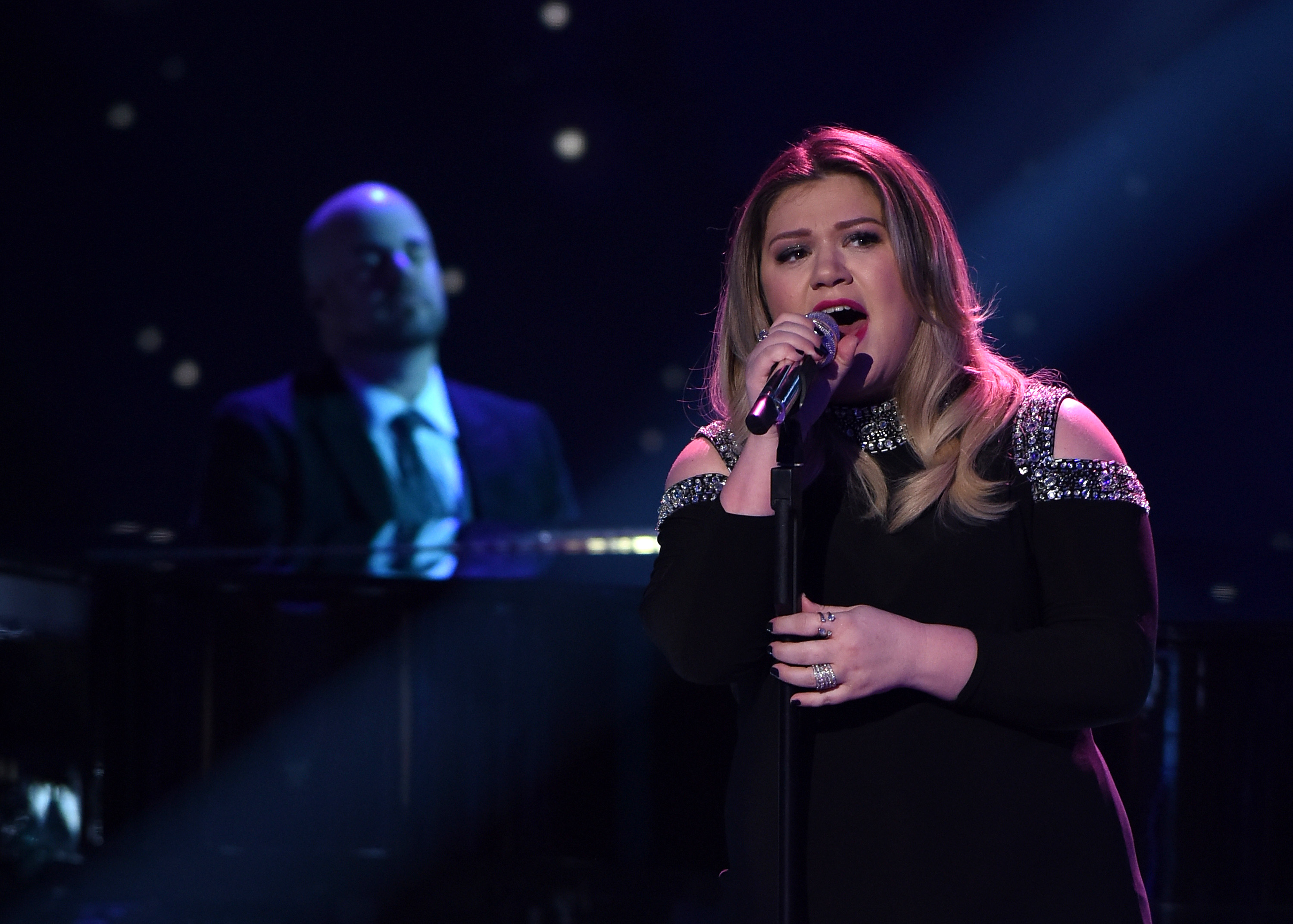 Kelly Clarkson makes everyone cry with a stunning performance on American Idol