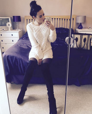 Stephanie Davis bedroom selfie