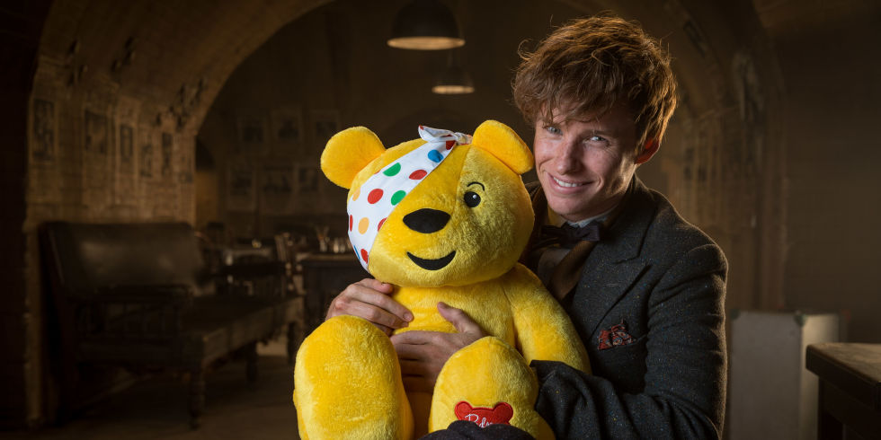 O Eddie Redmayne αγκαλιά με τον αρκούδο Pudsey, mascot του Children in Need.