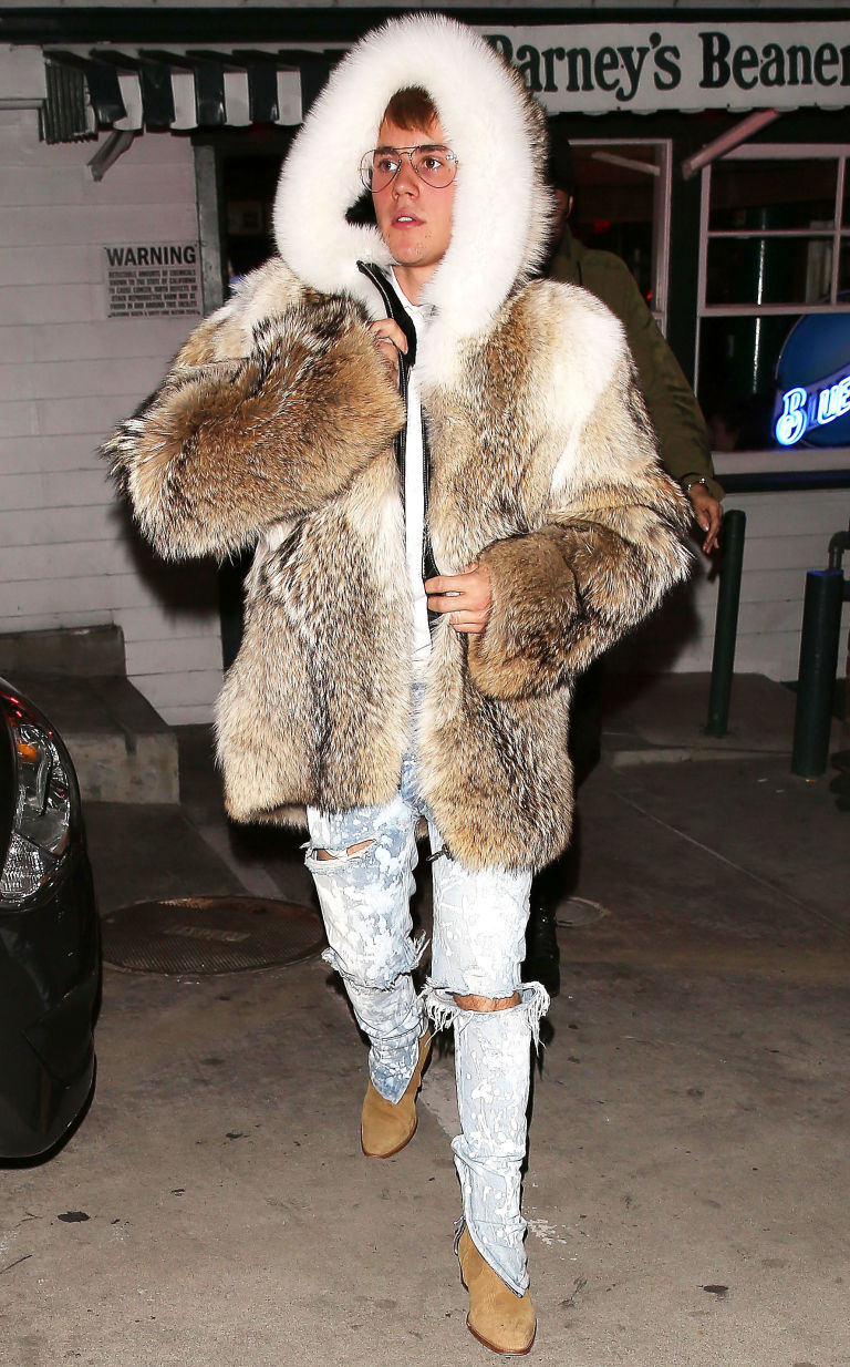 Joe Namath Rocks A Huge Fur Coat Shows He S Still The Coolest Guy Lightbox Moreview