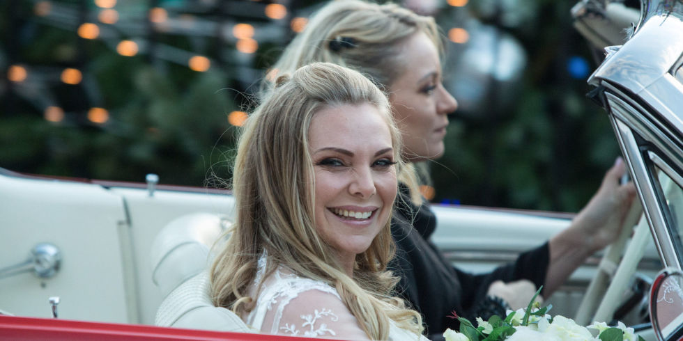 Eastenders Did You Spot These 10 Ronnie And Roxy Easter Eggs In Ronnie And Roxy Mitchell Travel To The Wedding In Eastenders