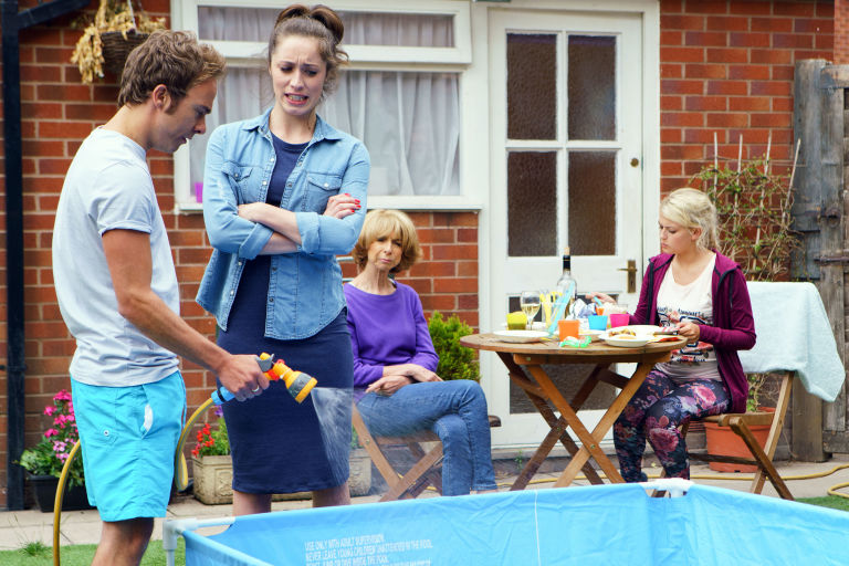 Shona Ramsey joins the Platts for a barbecue in Coronation Street