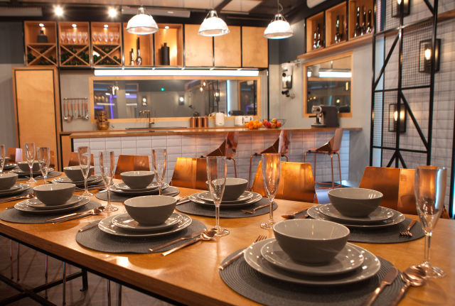 gallery-1513591859-dining-table.jpg