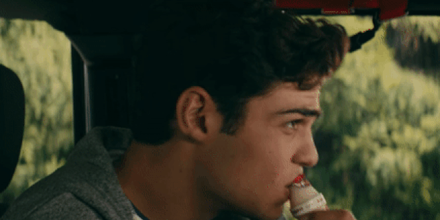 Resultado de imagem para gif peter kavinsky