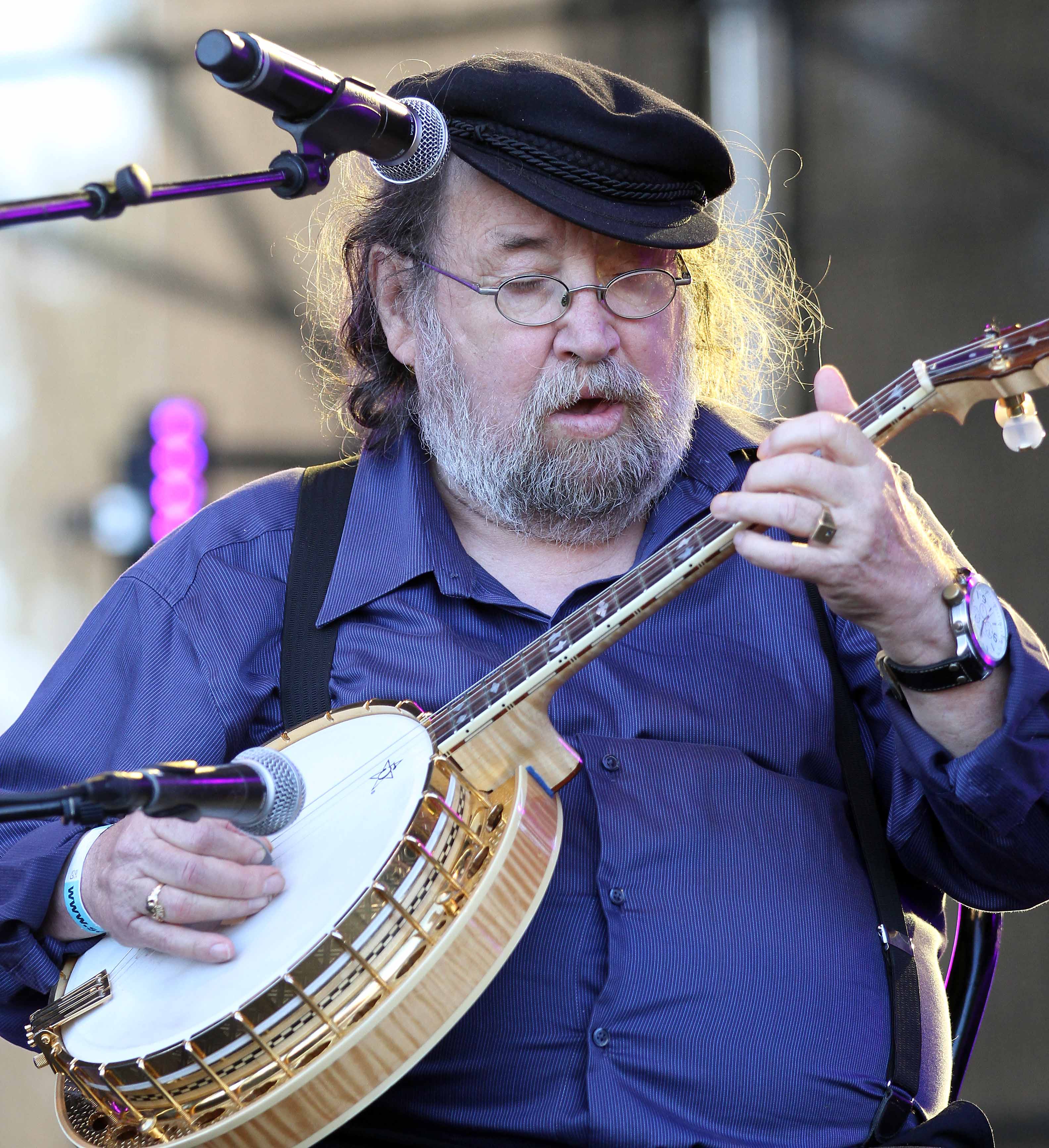 The Dubliners' last original member Barney McKenna dies, aged 72
